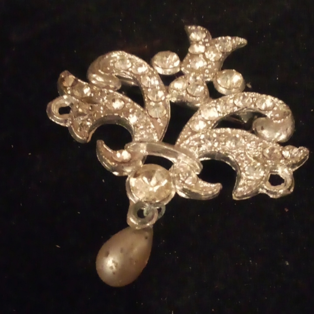 Elegant silver pin with grey pearl drop